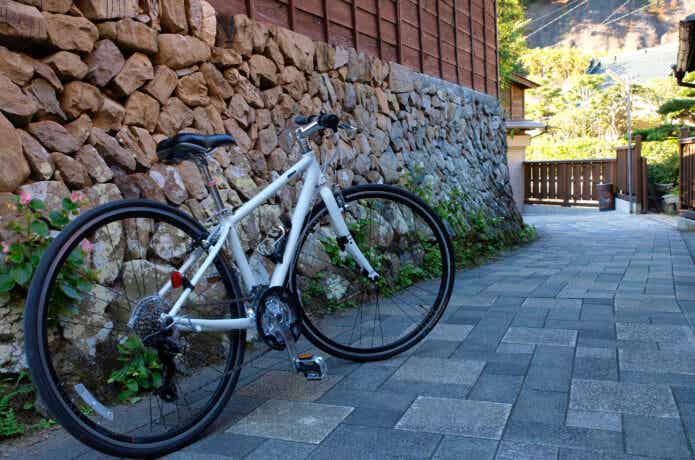 路地に停まっているクロスバイク