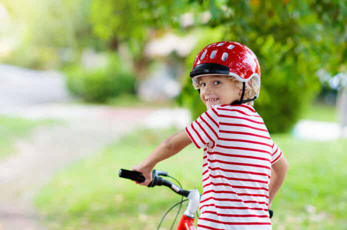 マウンテンバイクに乗っている子供