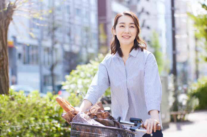 自転車で買い物する女性