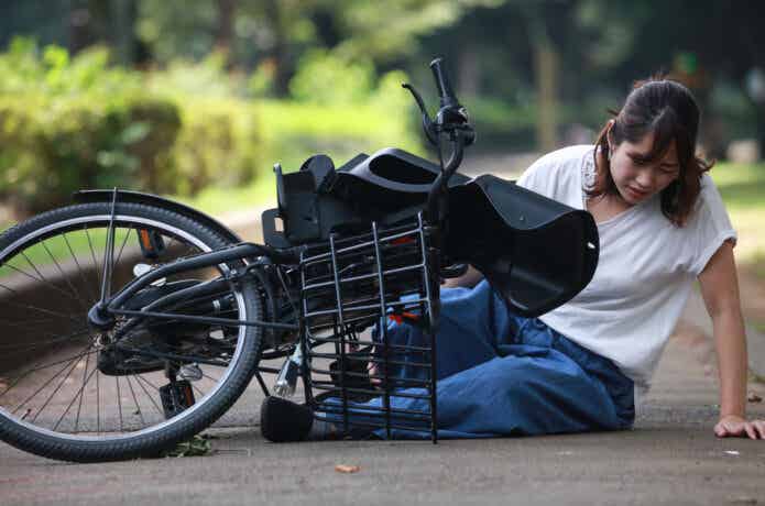 カゴ付きクロスバイクで転倒した女性