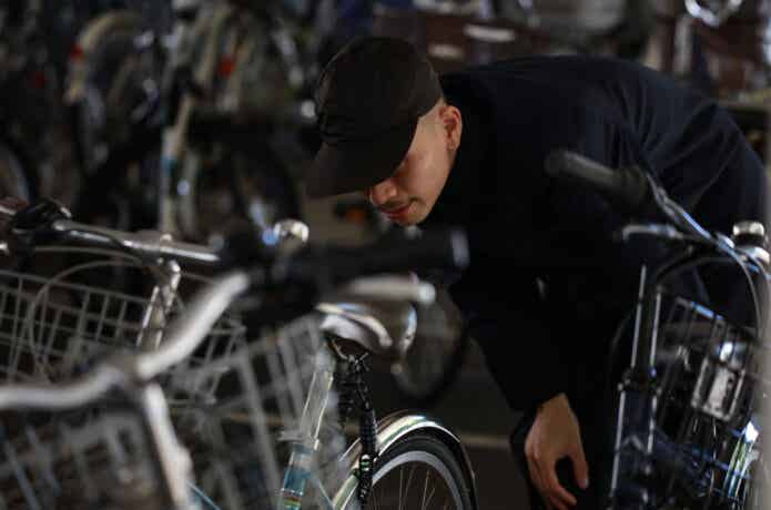 自転車を物色する男性