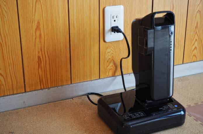 充電中の電動自転車のバッテリー