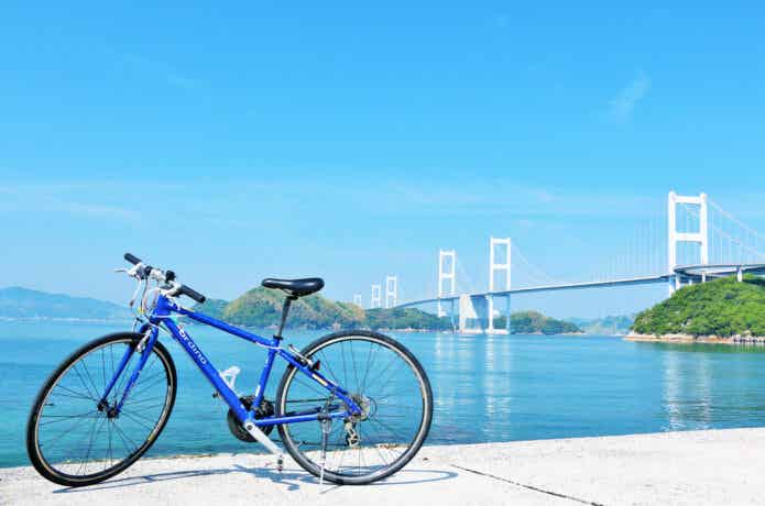 海をバックにした初心者向けクロスバイク