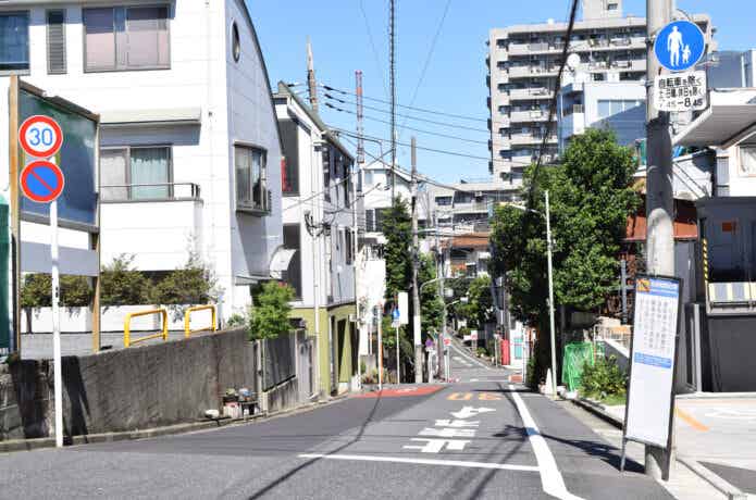 坂の上から見下ろした道路