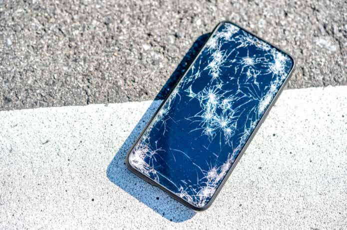 画面が割れたスマホ