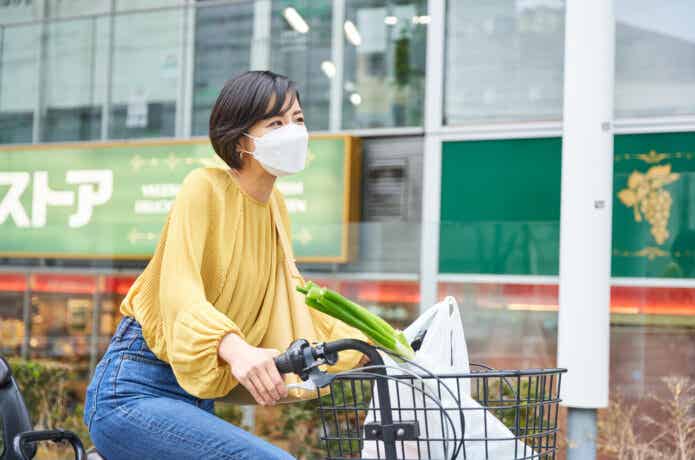 自転車で買い物から帰る女性