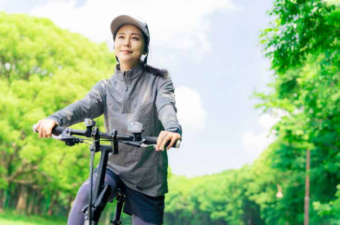 グレーのウェアを着て自転車に乗った女性