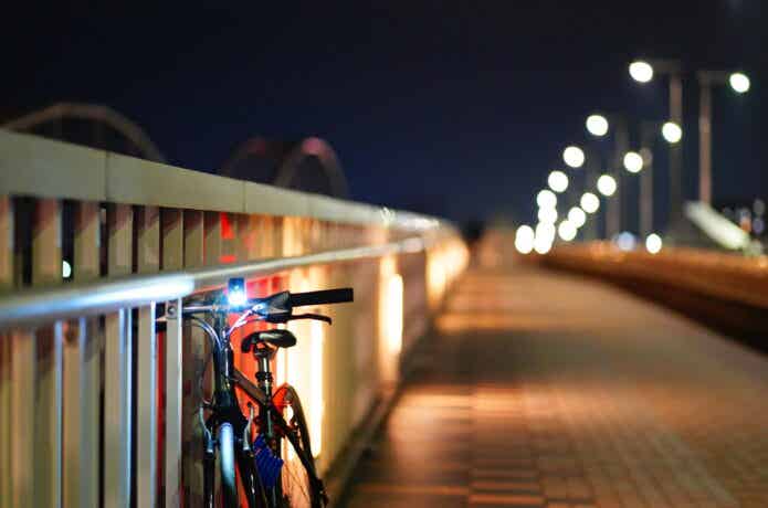 夜間にとまっているクロスバイク