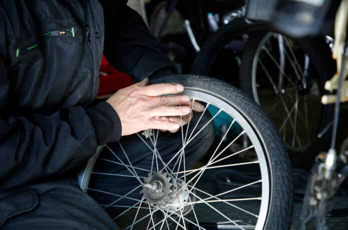 自転車のタイヤ交換をする男性