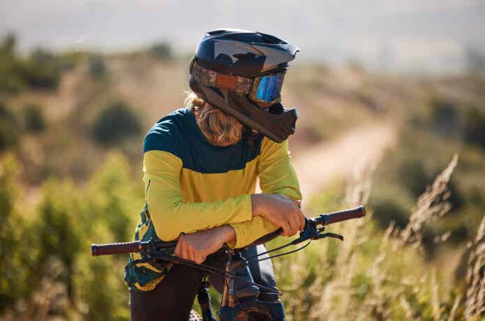 マウンテンバイクに乗る男性