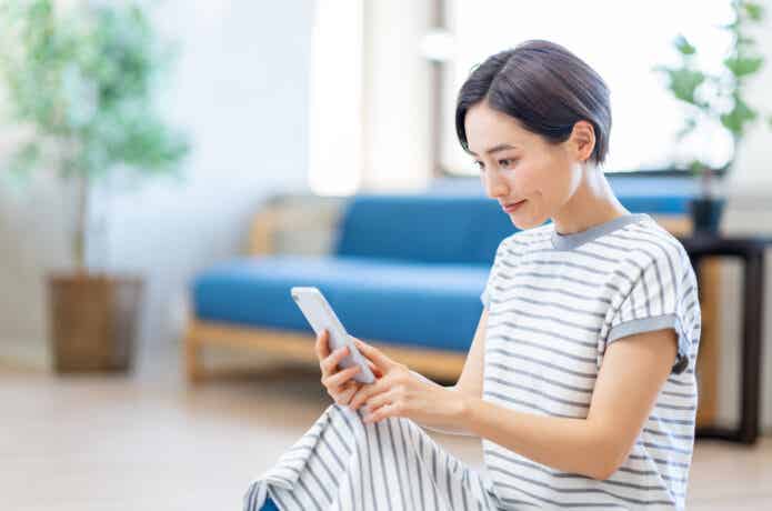 スマホを見る女性