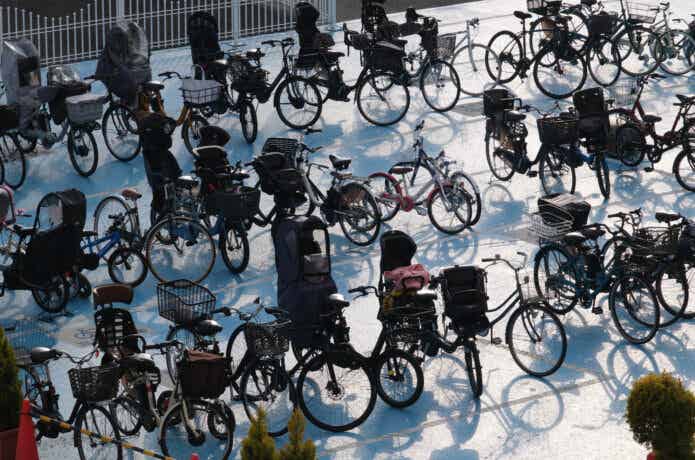 ショッピングセンターの駐輪場に止められたさまざまな自転車