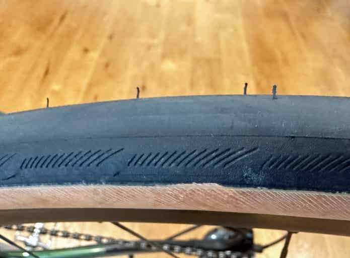 ロードバイクのタイヤのトレッドパターン