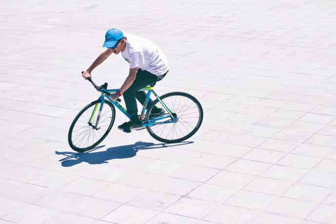 ピストバイクに乗る男性