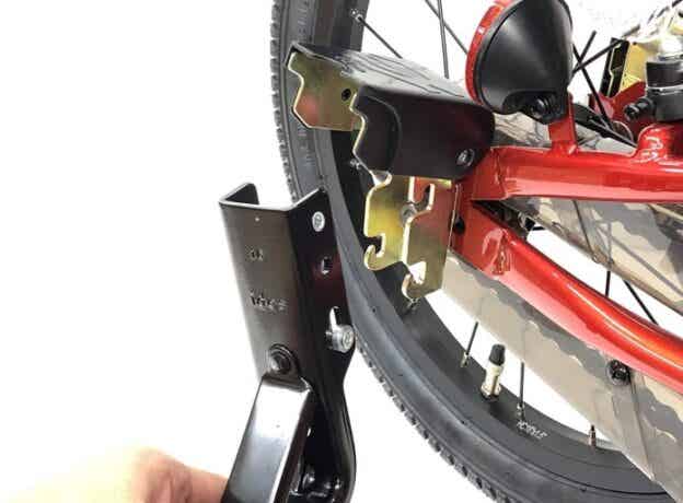 Dバイクのマスターに補助輪をつけるところ