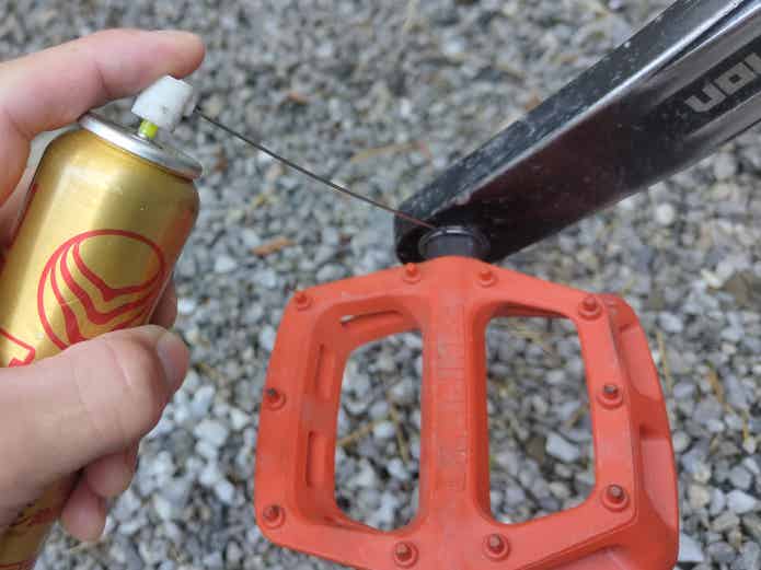 ペダルレンチをかける前に潤滑剤をかける