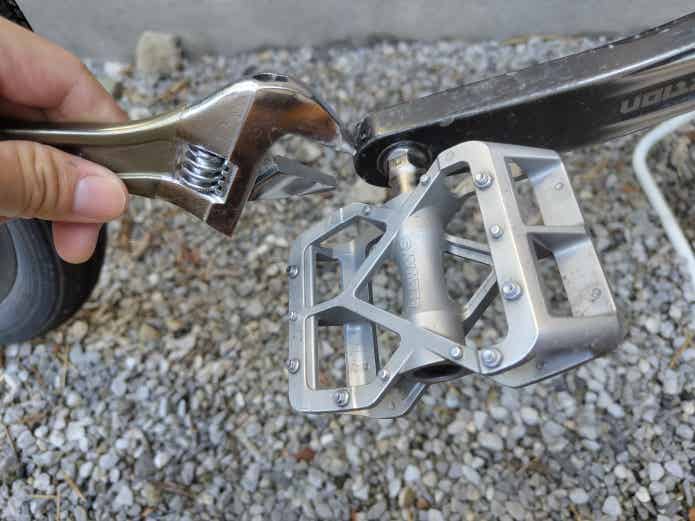 ペダルレンチの代わりにモンキーレンチを使う