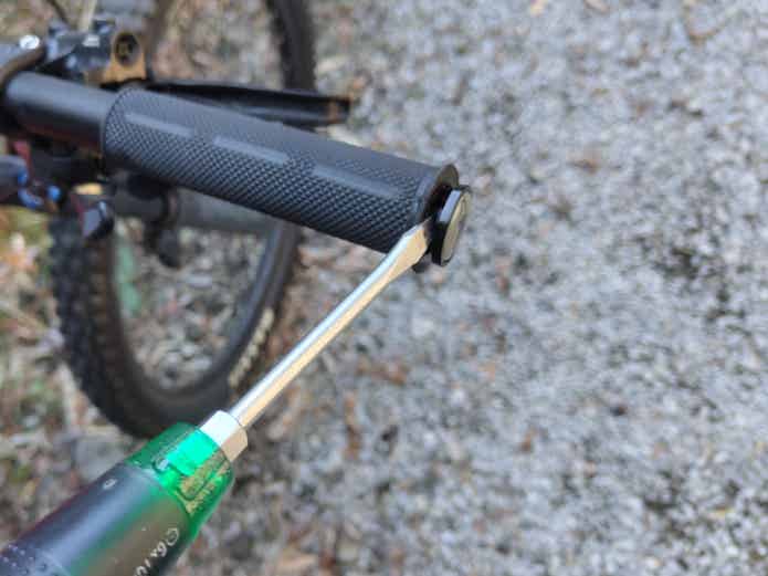 クロスバイクグリップのエンドキャップを外す