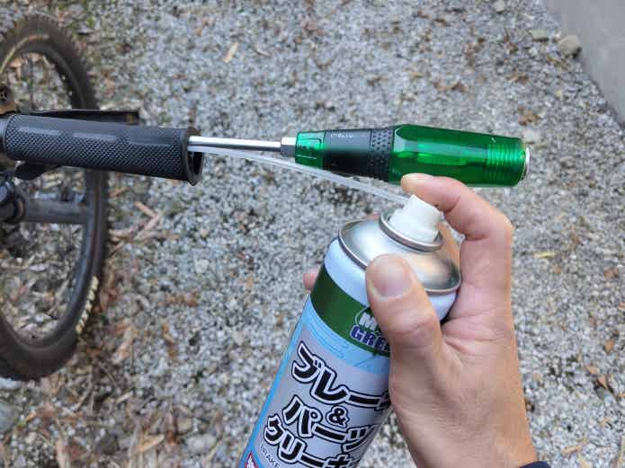 クロスバイクのグリップを外す