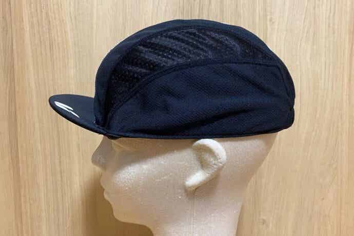 ツバ付きの黒いサイクルキャップ