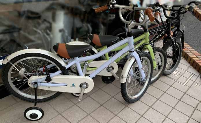 自転車ショップにある子ども用自転車