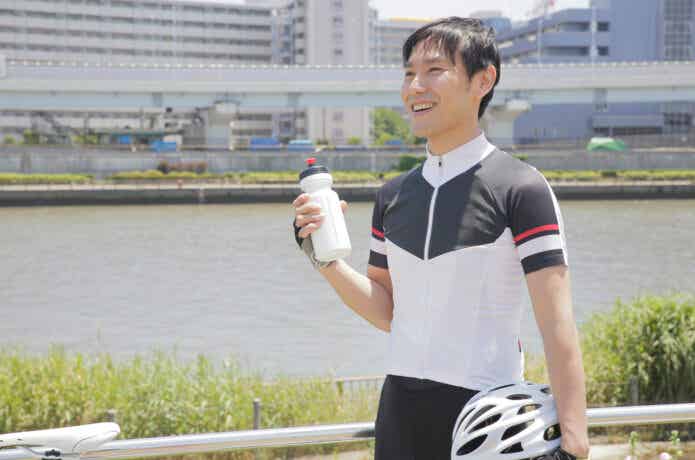 サイクルジャージで休憩する男性