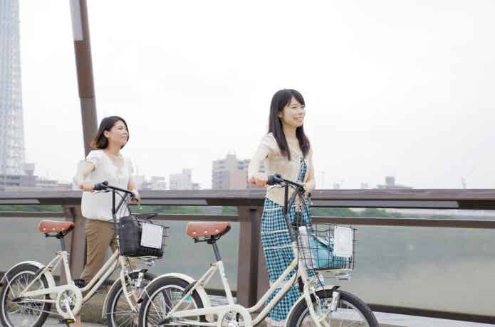 ミニベロを押し歩く女性たち