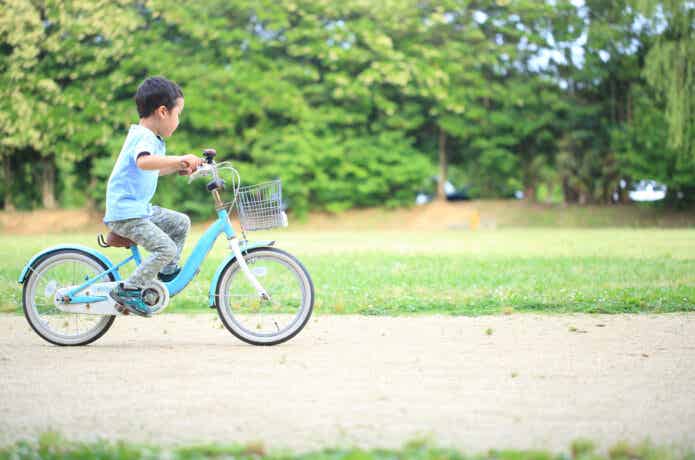 ブルーの自転車に乗る男の子