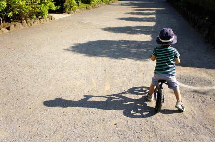 道でキックバイクに乗る男の子