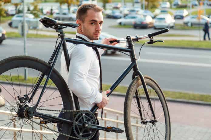 自転車を担ぐ男性