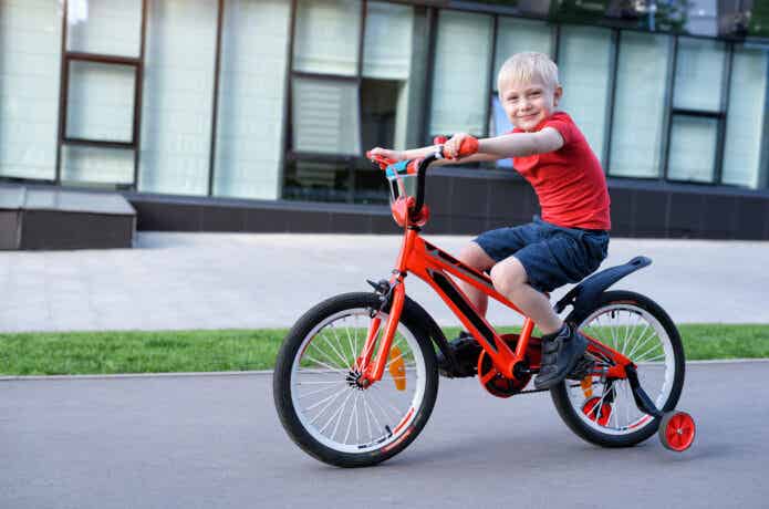 大きめの赤い自転車に乗る男の子