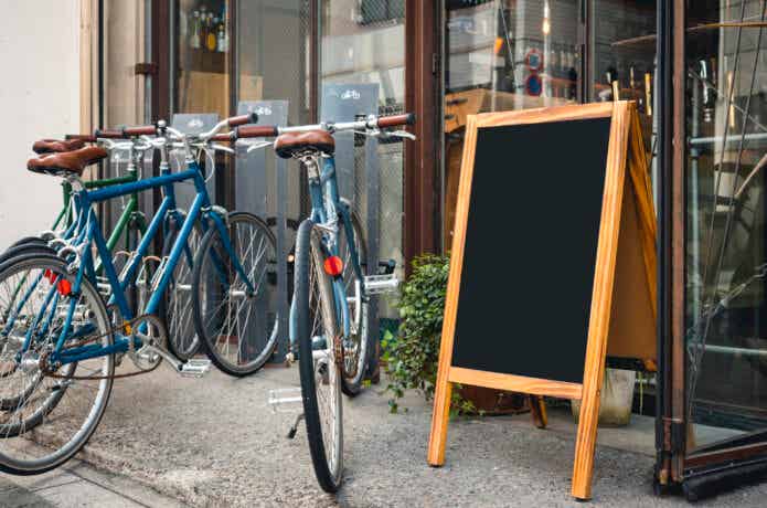 カフェの前に置いてある自転車