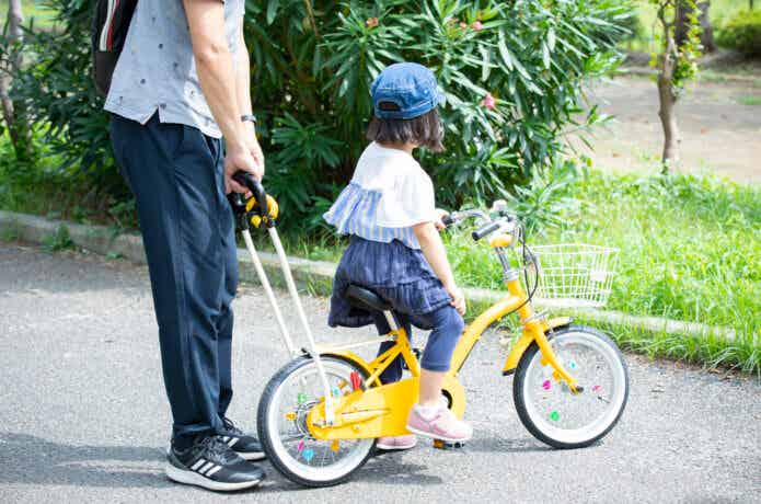 自転車練習する親子