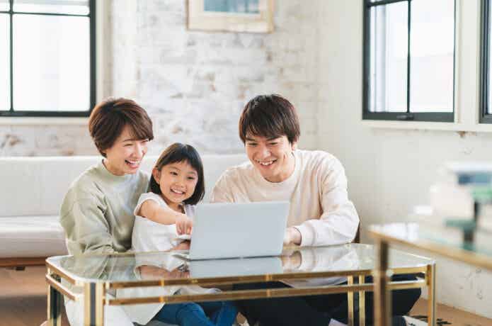 親子でパソコンを見ている様子