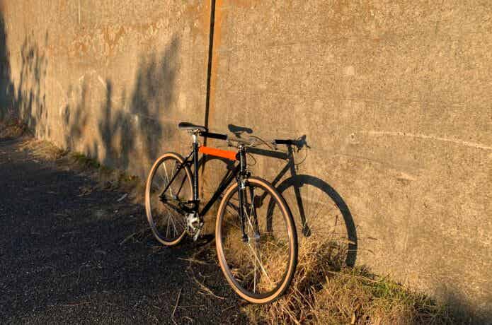 壁にたてかけてある自転車