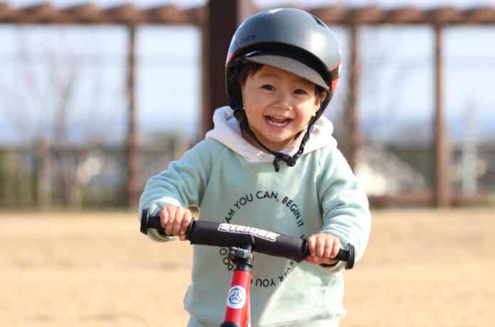 笑顔でストライダーに乗る男の子