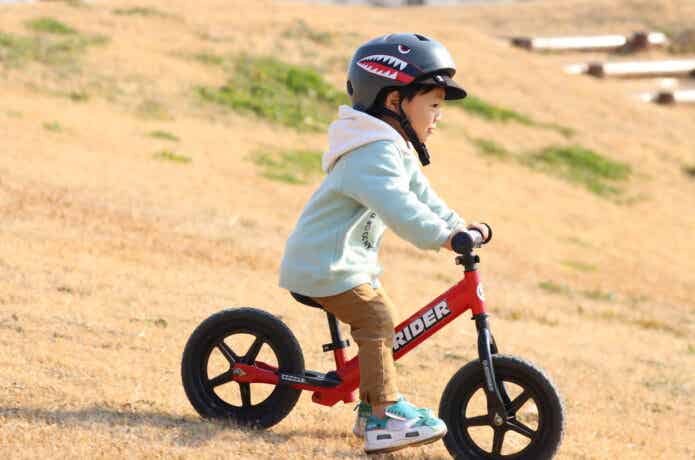 ストライダーに乗る男の子