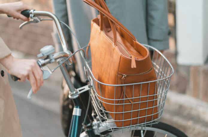 自転車の前カゴに入れたカバン