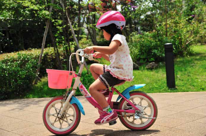 窮屈そうに自転車をこぐ女の子