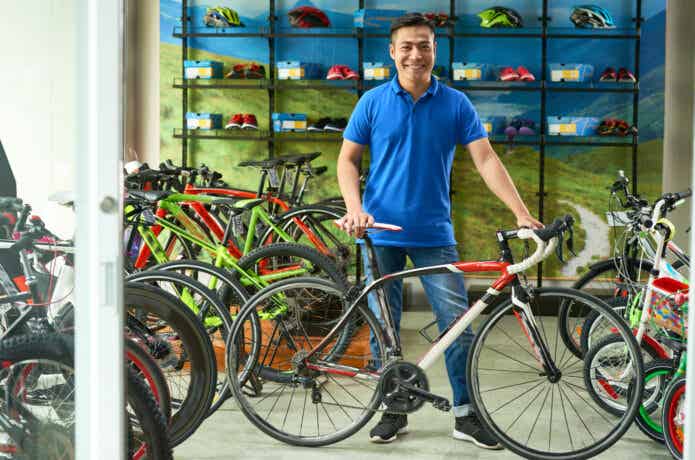自転車ショップの店員