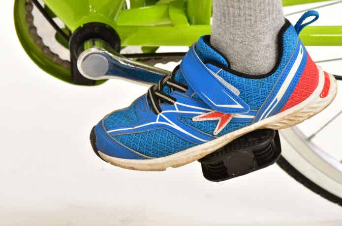 子どもが自転車のペダルに足を置いたところ