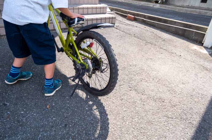 自転車を起こす子ども