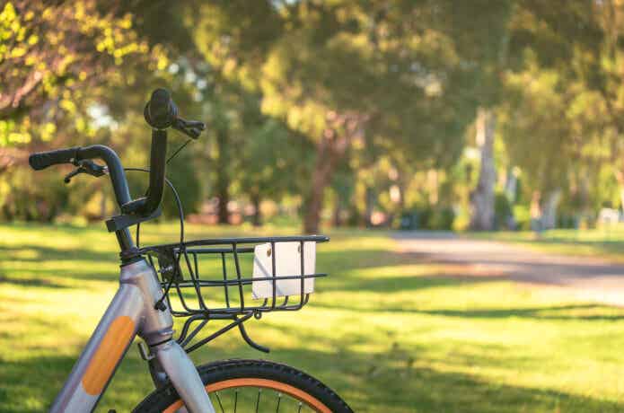 止めた自転車越しに見える公園