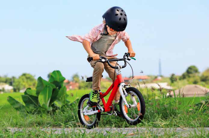自転車で疾走する男の子