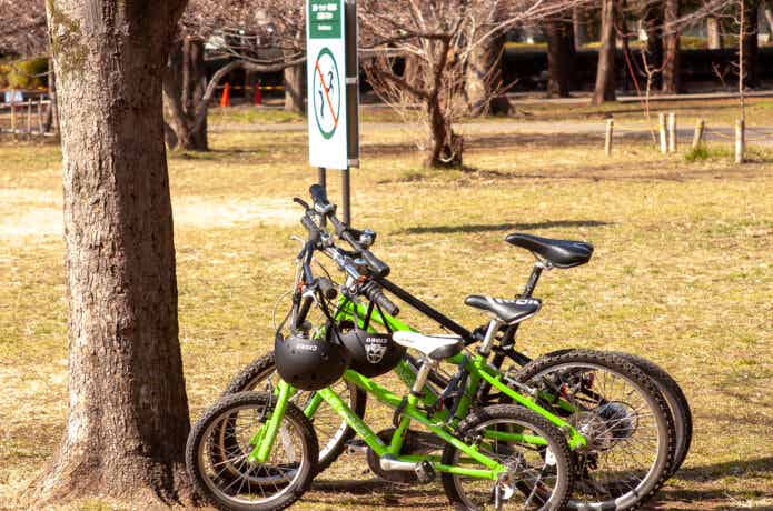 公園に停めた子供用自転車3台