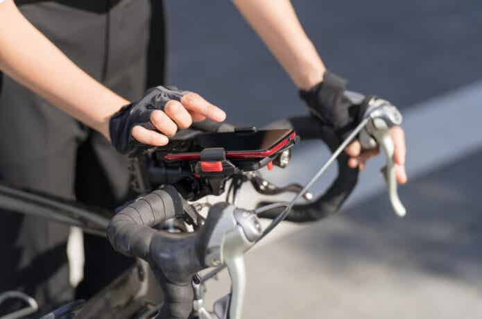アクセサリを取り付けたロードバイクのハンドル