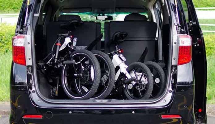 電動折りたたみ自転車を車載した様子