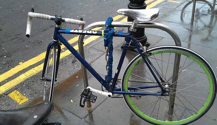 チェーンロックで施錠した自転車