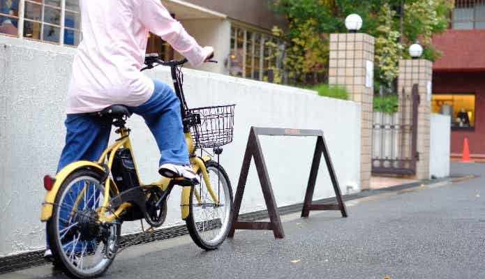 折りたたみ電動自転車に乗る人