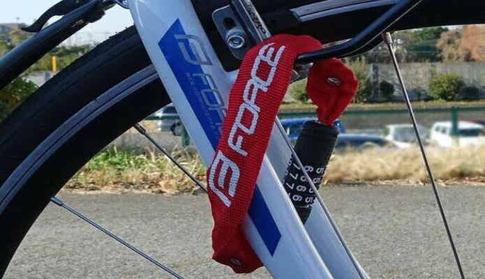 自転車とチェーンロック